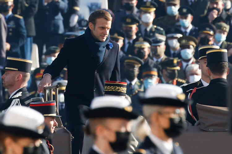 Emmanuel Macron arrive sur les Champs-Elysées, le 11 novembre 2021.