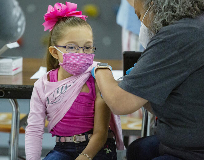 Une enfant de 5 ans reçoit son vaccin dans une école primaire, le 10 novembre 2021, à Odessa, Texas.