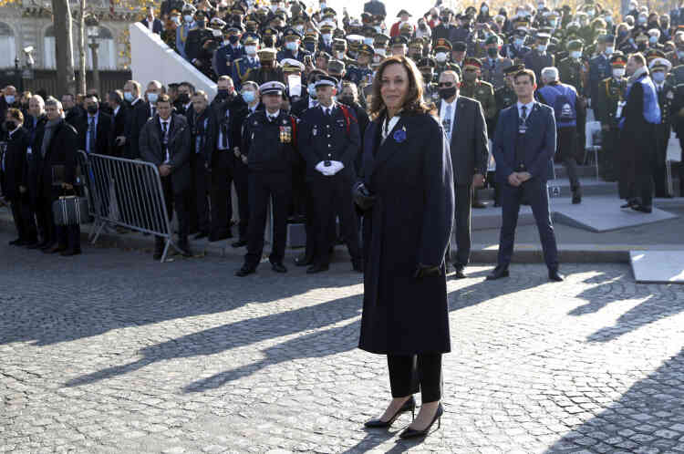 Kamala Harris lors de la cérémonie de commémoration du 11 novembre sur les Champs Elysées. Le 11 novembre 2021.