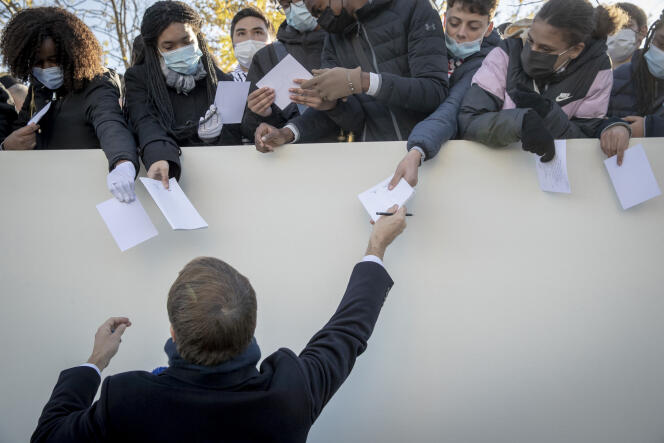 Emmanuel Macron, président de la République, signe des autographes après la cérémonie de commémoration de l'Armistice de 1918, jeudi 11 novembre 2021.