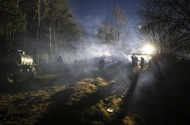 Un camp installé par des migrants à la frontière entre la Biélorussie et la Pologne, près de Grodno (Biélorussie), le 10 novembre 2021.