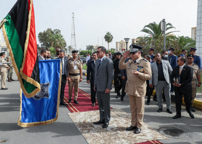 Le chef du gouvernement d’union nationale (GUN) Abdelhamid Dbeibah reçu à Tripoli, dans l’Ouest libyen, par le ministre de l’intérieur Khaled Mazen le 23 octobre 2021.