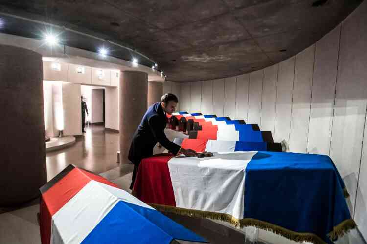 Emmanuel Macron rend hommage à Hubert Germain – le dernier Compagnon de la Libération – au Mont-Valérien, à Suresnes, le 11 novembre 2021.