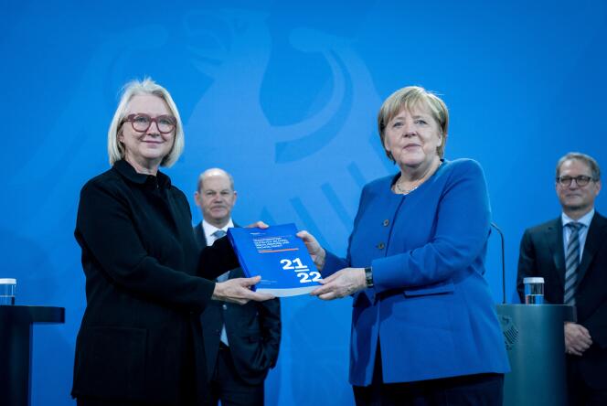 Die Ökonomin Monica Schnitzer (links) Die scheidende Bundeskanzlerin Angela Merkel (rechts) präsentierte am 10. November 2021 in Berlin den Jahresbericht des Rates der Heiligen.