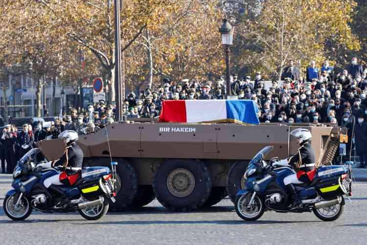 Le cercueil d’Hubert Germain – le dernier compagnon de la Libération – remonte les Champs-Elysées sur un char pendant la cérémonie de commémoration du 11- Novembre. Le 11 novembre 2021.
