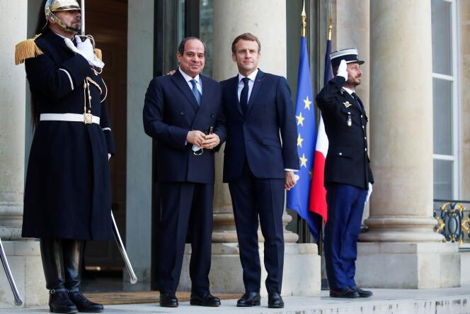 Emmanuel Macron accueille le président égyptien Abdel Fattah Al-Sissi avant un sommet international sur la Libye, à Paris, le 12 novembre 2021.