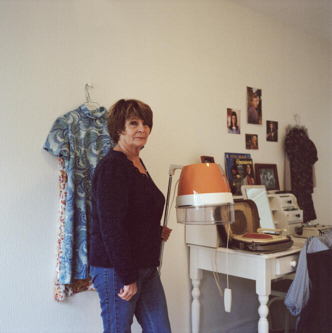 Liliane Di Meo, dans sa chambre d’adolescente reconstituée, le 4 novembre 2021, à Aubervilliers. Sa famille a vécu de 1957 à 1973 dans la cité Emile-Dubois.