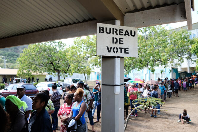 Des personnes font la queue pour voter lors du deuxième référendum sur l’indépendance de la Nouvelle-Calédonie, à Nouméa, le 4 octobre 2020.
