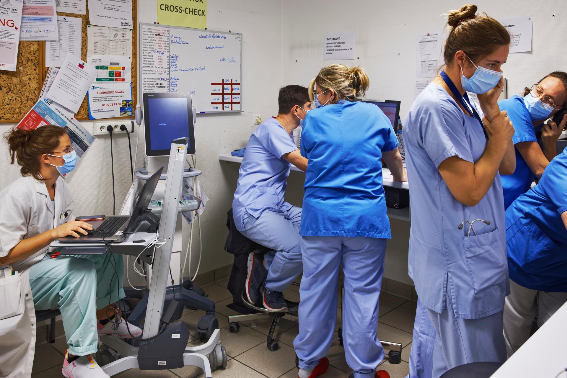 Depuis le poste de soins centre hospitalier du Mans, l'équipe médicale coordonne le suivi simultané d'une trentaine de patients. A 15h30, le 8 novembre 2021, le service comptabilise déjà 132 passages.