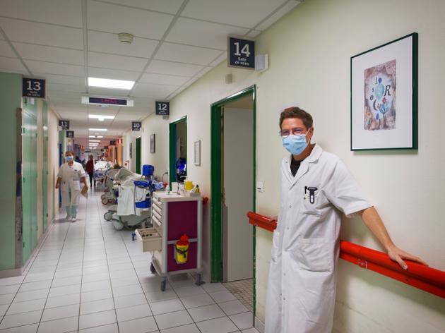 Le docteur Lionel Imsaad, médecin urgentiste et chef du service des urgences du centre hospitalier du Mans, le 8 novembre 2021.