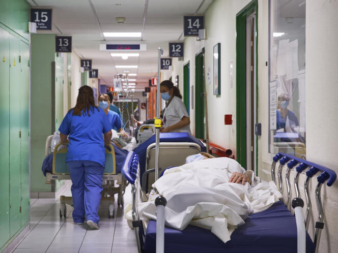Dans les couloirs du service des urgences du centre hospitalier du Mans, le 8 novembre 2021.