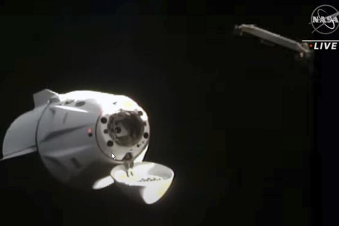 Cette photo fournie par la NASA montre l’arrivée de la capsule Dragon vers la Station spatiale internationale, avant son amarrage, le 11 novembre 2021.