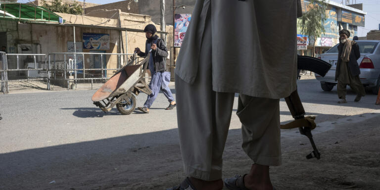 Un garde armé devant la mosquée chiite Fatemyah à Kandahar, cible d’une attaque de Daech le 15 octobre  qui a fait 47 victimes. Le 4 novembre.