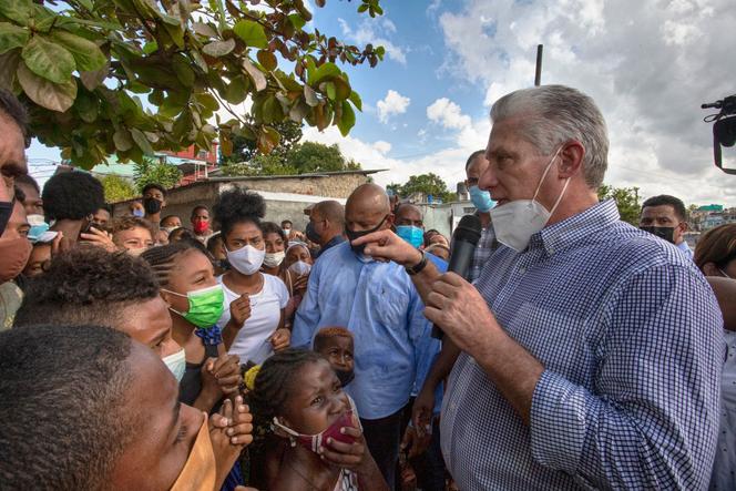 Le président cubain Miguel Diaz-Canel en visite dans le quartier de Los Pocitos, à Marianao, l’une des municipalités de la Havana, le 12 novembre 2021.