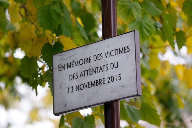 A commemorative plaque, during a ceremony in front of the Comptoir Voltaire bar (now called Les Ogres) to pay tribute to the victims of the terrorist attacks of November 13, 2015.