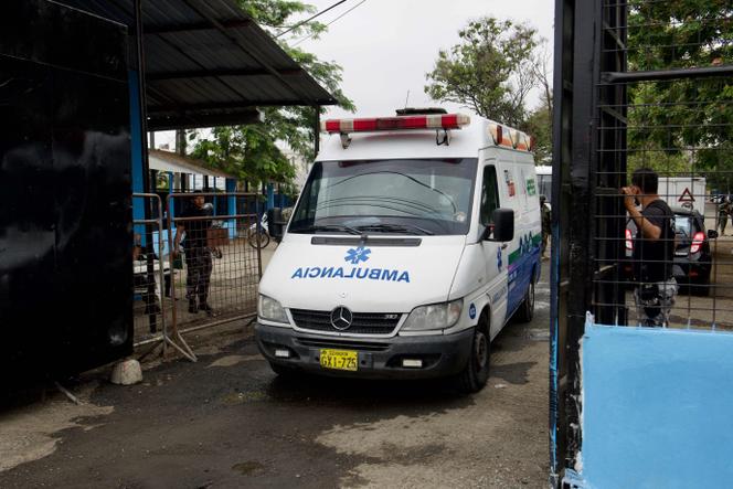 Une ambulance dans la prison de Guayaquil, en Equateur, le 13 novembre 2021.