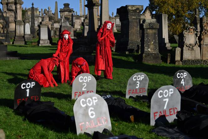 Des artistes du collectif Red Rebels organisent une cérémonie de funérailles au cimetière Necropolis de Glasgow, pour symboliser l’échec de la COP26, le 13 novembre 2021.