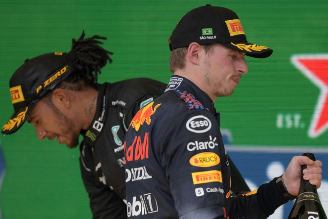 Lewis Hamilton (til venstre) og hans rival Max Verstappen etter den brasilianske Grand Prix i Sao Paulo søndag 14. november.