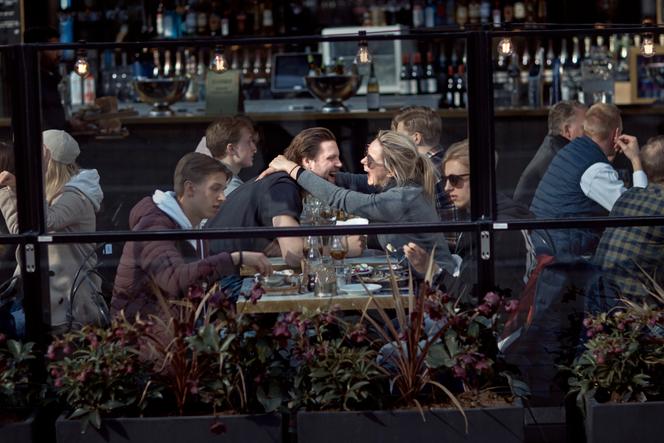 Des consommateurs suédois à l’intérieur d’un restaurant de Stockholm, le 4 avril 2020, quelques mois après le début de la pandémie de Covid-19.