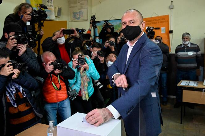 Bulgarian President Roumen Radev, candidate for succession, at a Sofia polling station on November 14, 2021.