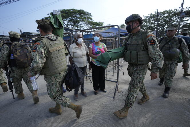 Des soldats quittent le pénitencier de Guayaquil après des émeutes, le 14 novembre 2021.