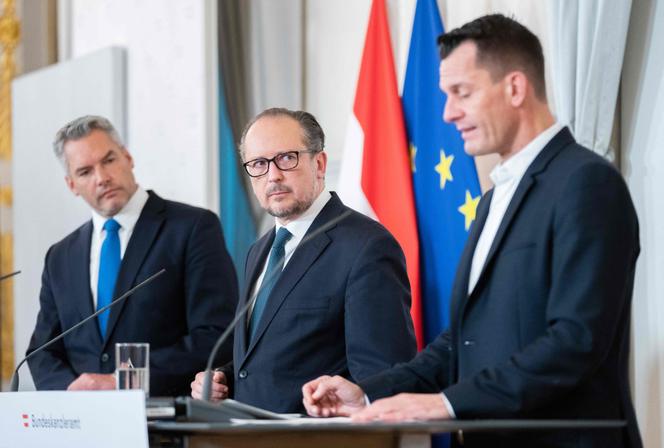 Le ministre autrichien de l’intérieur, Karl Nehammer, le chancelier autrichien Alexander Schallenberg et le ministre autrichien de la santé Wolfgang Mueckstein s’adressent aux médias lors d’une conférence de presse, le 14 novembre 2021.