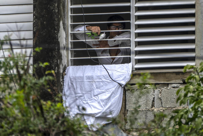 L’opposant Yunior Garcia Aguilera maintenu chez lui par les forces de l’ordre pour l’empêcher de défiler dans La Havane, le 14 novembre 2021.