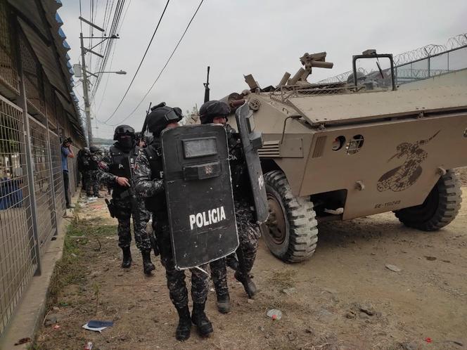 Des membres de la police nationale et de l’armée effectuent une opération à l’intérieur du pénitencier de Guayaquil, en Equateur, le 15 novembre 2021.