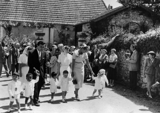 Joséphine Baker et son mari, Jo Bouillon, se promènent avec leurs enfants adoptifs devant leur château à Milandes, en Dordogne.