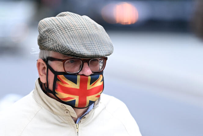 El 30 de septiembre de 2021, un hombre en Londres usa una máscara Union Jack.