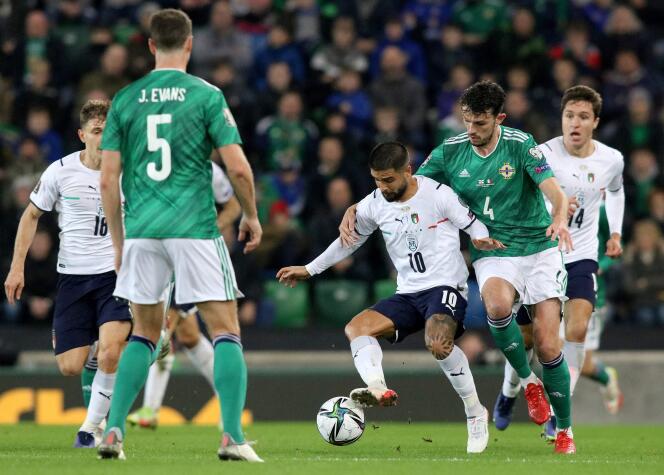 Il difensore dell'Irlanda del Nord Tom Flanagan e l'attaccante italiano Lorenzo Insigne durante le qualificazioni ai Mondiali 2022 a Belfast il 15 novembre 2021.