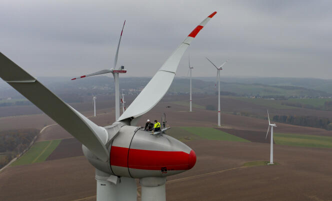 Deux techniciens entretiennent une éolienne Enercon E92 à Bernsdorf, en Allemagne, le lundi 15 novembre 2021.