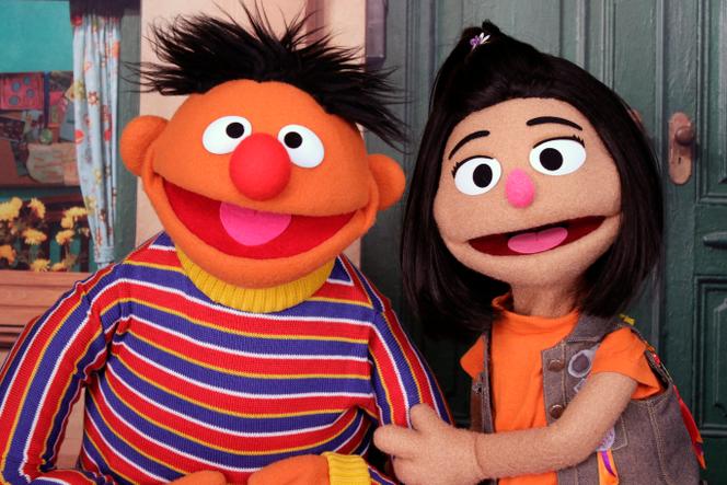 Ernie et Ji-Young, la nouvelle marionnette de « Sesame Street ».