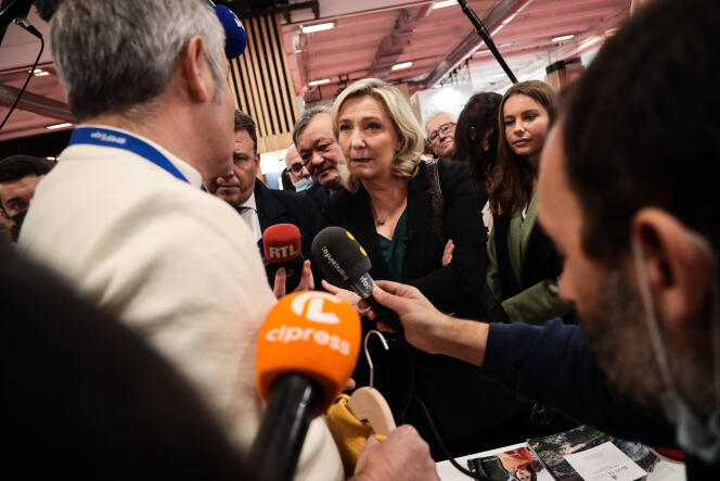 Marine Le Pen, 12 de noviembre de 2021 en París, durante la feria 