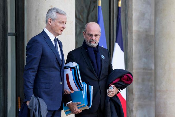 Le ministre de l’économie, Bruno Le Maire, et celui de l’éducation nationale, Jean-Michel Blanquer, tous deux auteurs d’ouvrages récemment publiés, au palais de l’Elysée, le 10 novembre 2021.