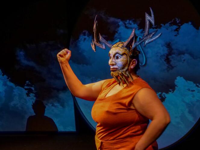 Julia Pelhate avec le masque de Zeus dans « L’Epopée d’Hermès », mise en scène par Emmanuelle Laborit à l’International Visual Theatre (Paris 9e).