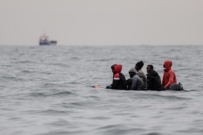 Des migrants tentent de traverser la Manche, entre Sangatte et le cap Blanc-Nez, le 27 août 2020.