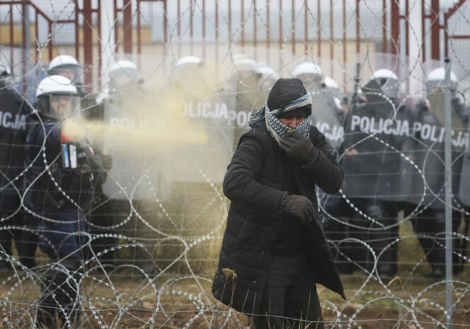 Ένας Πολωνός στρατιώτης ψεκάζει δακρυγόνα κοντά στο Γκρόντνο της Λευκορωσίας στις 16 Νοεμβρίου 2021.