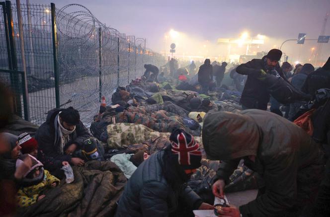 Des migrants venus du Moyen-Orient bloqués et rassemblés au checkpoint de Kuznica à la frontière entre la Biélorussie et la Pologne, lundi 15 novembre 2021.