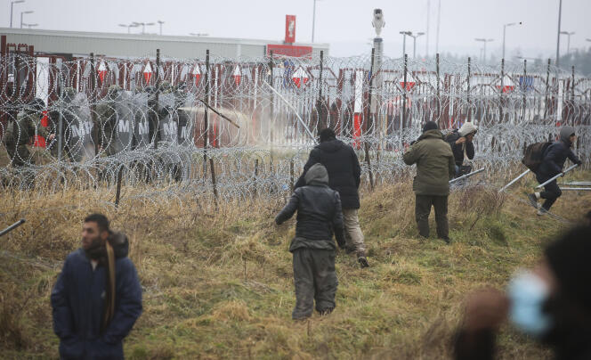 Πολωνοί στρατιώτες εκτοξεύουν δακρυγόνα κοντά στο Γκρόντνο της Λευκορωσίας στις 16 Νοεμβρίου 2021.