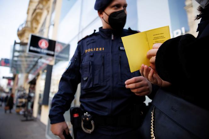 Contrôle des certificats de vaccination à l’entrée d’un magasin, à Vienne, le 16 novembre 2021.