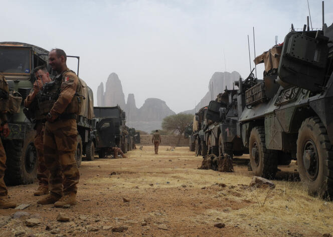 Des soldats français se tiennent près d’un convoi de véhicules blindés, le 27 mars 2019, lors du début de l’opération de la force française « Barkhane » dans la région du Gourma, au Mali.