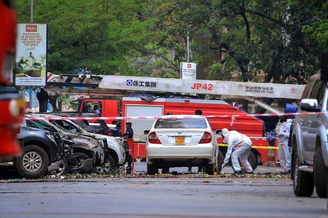 La police inspecte le site où une explosion s’est produite, près du Parlement, à Kampala, le 16 novembre 2021.