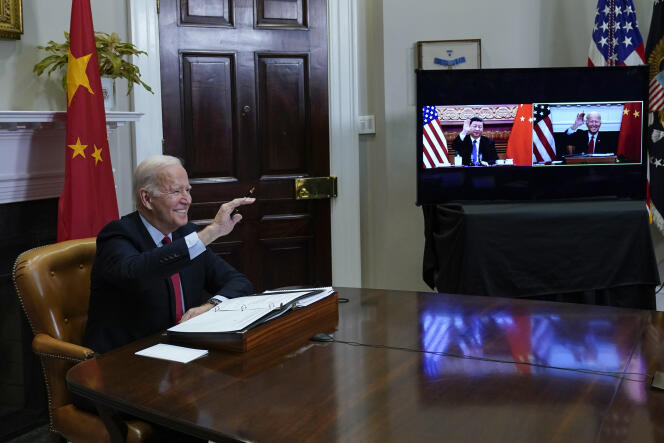 Joe Biden saludó durante una cumbre virtual con Xi Jinping en la Casa Blanca en Washington el 15 de noviembre de 2021.