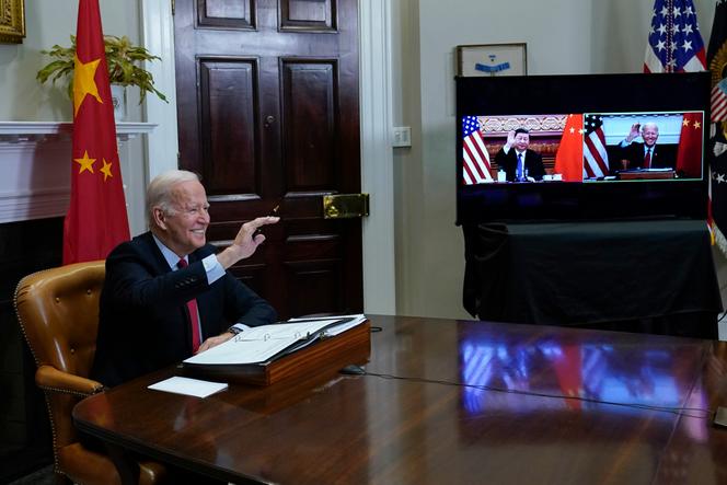 Joe Biden saludó durante una cumbre virtual con Xi Jinping en la Casa Blanca en Washington el 15 de noviembre de 2021.