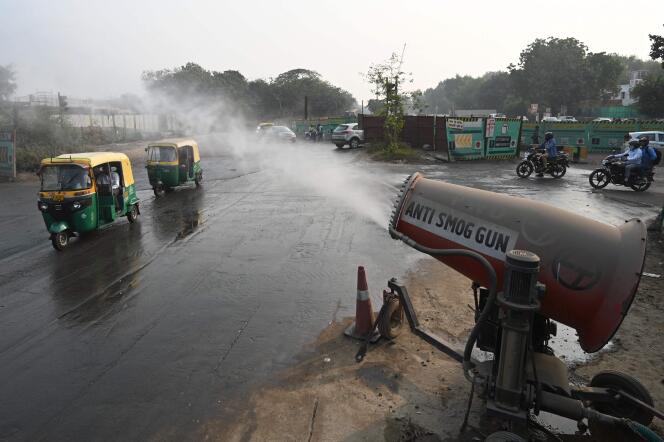 Des canons antibrouillard de pollution ont été installés dans les quartiers les plus pollués de la capitale indienne.