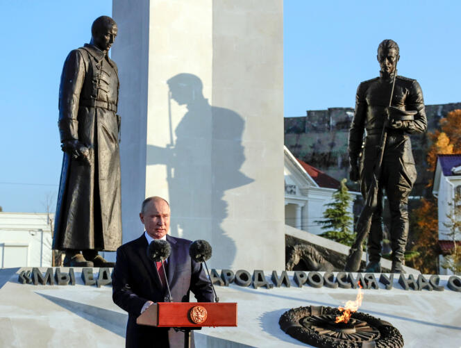 Vladimir Poutine devant le mémorial célébrant la fin de la guerre civile (1917-1922), lors de la Fête de l’unité nationale, à Sébastopol (Crimée), le 4 novembre 2021.