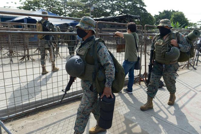 Des militaires aux abords de la prison de Guayaquil, en Equateur, le 16 novembre 2021.