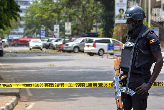 Des membres des forces de sécurité sécurisent les alentours des bâtiments où se sont déroulées les attaques, qiu ont fait trois morts et trente-trois blessés à Kampala, le 16 novembre 2021.