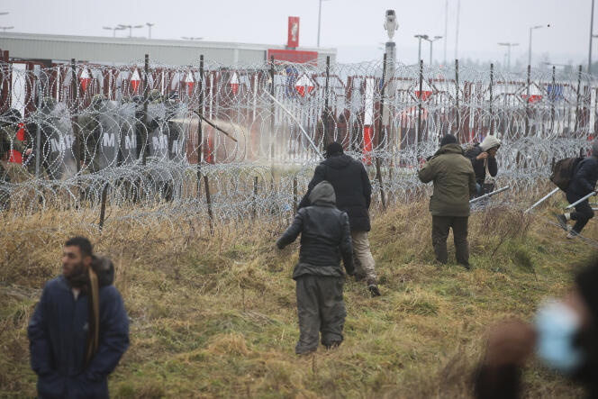 Des militaires polonais lancent des gaz lacrymogènes près de Grodno (Biélorussie), le 16 novembre 2021.